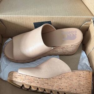 Sorel Women's Beige Cork Wedge Cameron slides euc size 6.5 Mules shoes